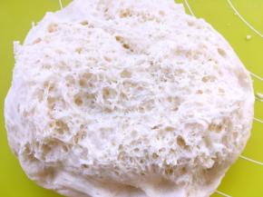 之后将面团盖保鲜膜冰箱冷藏发酵17个小时，发酵好的面团有很多孔洞，就是蜜蜂巢一样，闻起来有一点淡淡的酸味