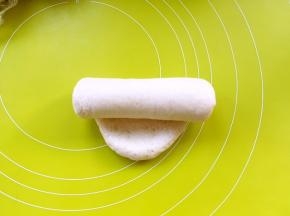 之后将面团翻个面，将光滑的一面朝下，之后卷起来，这样光滑的一面就在表层啦
