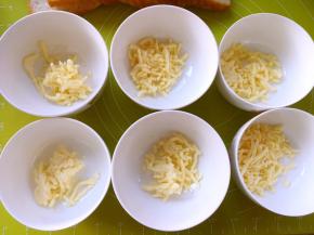 马苏里拉奶酪分装在6个碗内，每个碗内是15克