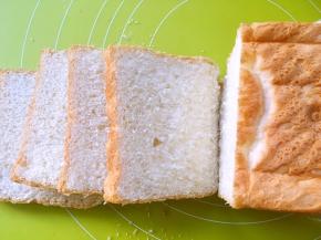 凉透的吐司用面包刀切片