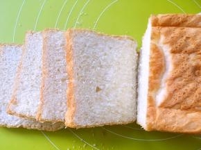 凉透的吐司用面包刀切片