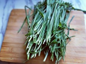 韭菜买回来摘干净，冷水冲洗，浸泡15分钟之后淋干水份。