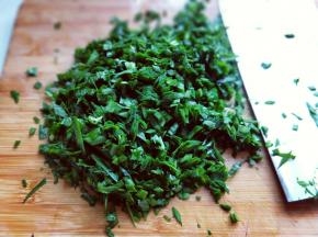 将洗干净的韭菜再切碎。