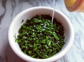 放入器具中，(首先加入食用油，拌均匀，放旁备用)韭菜切好后，一定要先放入食用油，这个方法是妈妈传授的，特别好，真的一直包到最后韭菜也一点水都没有哈！