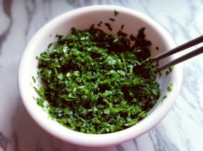 拌均匀的韭菜放旁边备用。