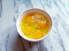 鸡蛋敲碗里。