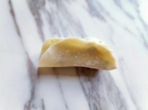 之后再从一端开始捏。