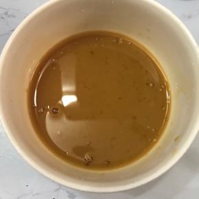 提前调制好酱料。将淀粉，蚝油，生抽，盐加入碗中，加入适量清水拌匀。