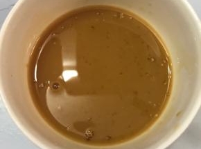 提前调制好酱料。将淀粉，蚝油，生抽，盐加入碗中，加入适量清水拌匀。