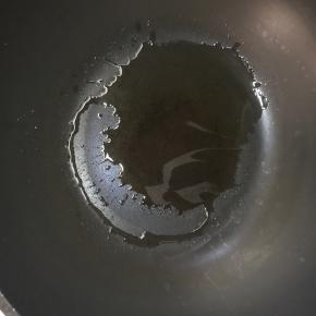 热锅，加入少许食用油