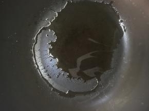 热锅，加入少许食用油