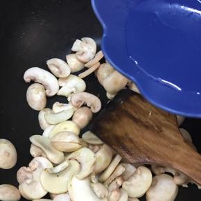 加少量水，将蘑菇翻炒熟，（水不能加多，蘑菇炒后出水量很多）