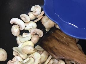 加少量水，将蘑菇翻炒熟，（水不能加多，蘑菇炒后出水量很多）