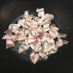 倒入五花肉，爆香。