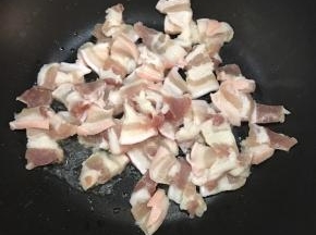 倒入五花肉，爆香。