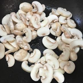 锅中可再加入少许油，将蘑菇倒入。