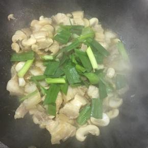 加入大葱段，炒匀即可。