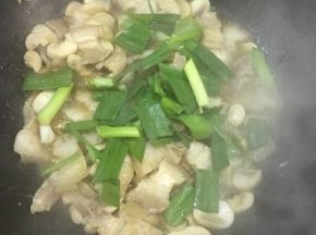 加入大葱段，炒匀即可。