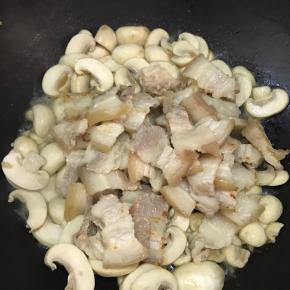 将五花肉倒入，稍微翻炒一下。