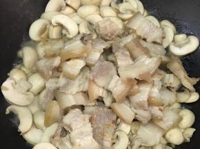 将五花肉倒入，稍微翻炒一下。