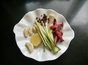 准备生姜，辣椒，大蒜，大蒜梗，葱白，花椒。