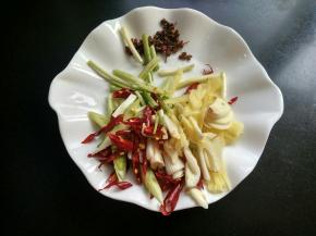 生姜，大蒜，辣椒切丝，葱白，大蒜梗切段。