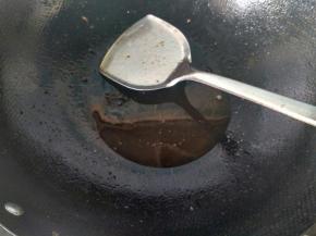 锅内留底油。