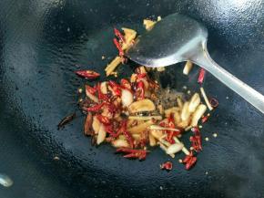 将生姜，大蒜，辣椒，花椒爆香。