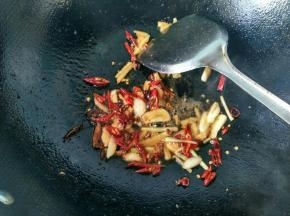 将生姜，大蒜，辣椒，花椒爆香。