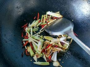 葱段倒入锅中，放一点盐。