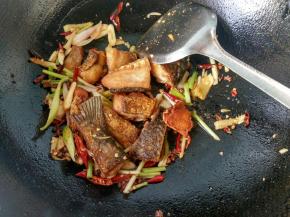 翻炒，每一块鱼肉都蘸上佐料。