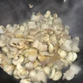 将酱汁倒入，翻炒均匀。