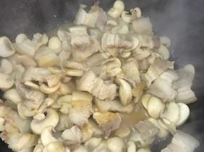 将酱汁倒入，翻炒均匀。
