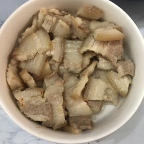 将炒好五花肉盛出。