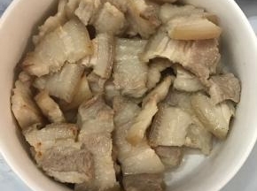 将炒好五花肉盛出。