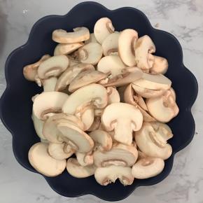 蘑菇清洗干净，切片。