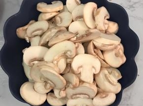 蘑菇清洗干净，切片。