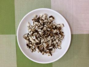 香菇洗干净，切成小丁