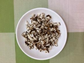 香菇洗干净，切成小丁