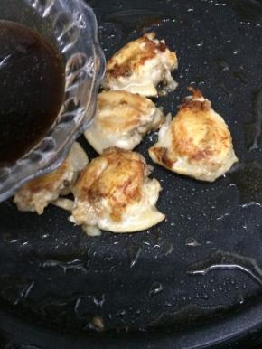 在倒入调好的料汁大火烧开，让鸡翅都沾上料汁，然后收汁即可