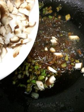 在放入香菇，炒到香菇熟为止
