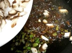 在放入香菇，炒到香菇熟为止