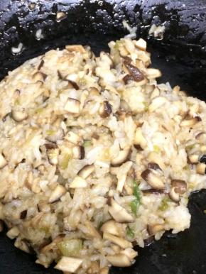 在加入做好的米饭炒均匀，取出晾凉