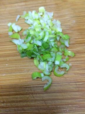 葱切成小粒