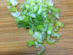 葱切成小粒
