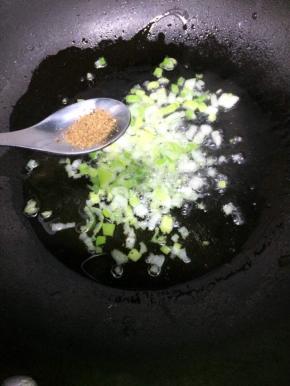 然后加入五香粉