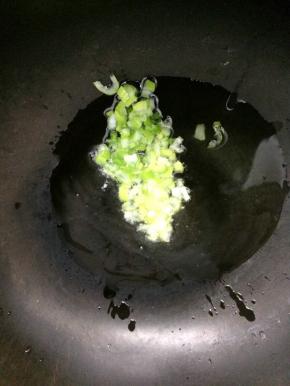 炒锅里加入适量的油烧热后，放入葱花爆香