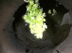 炒锅里加入适量的油烧热后，放入葱花爆香