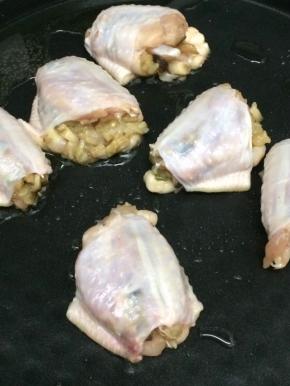 锅里倒入少许油加热后，放入做好的鸡翅，煎到两边金黄即可