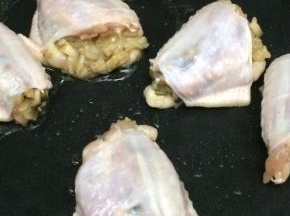 锅里倒入少许油加热后，放入做好的鸡翅，煎到两边金黄即可